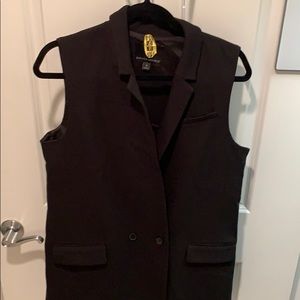 Long sleeveless tuxedo blazer